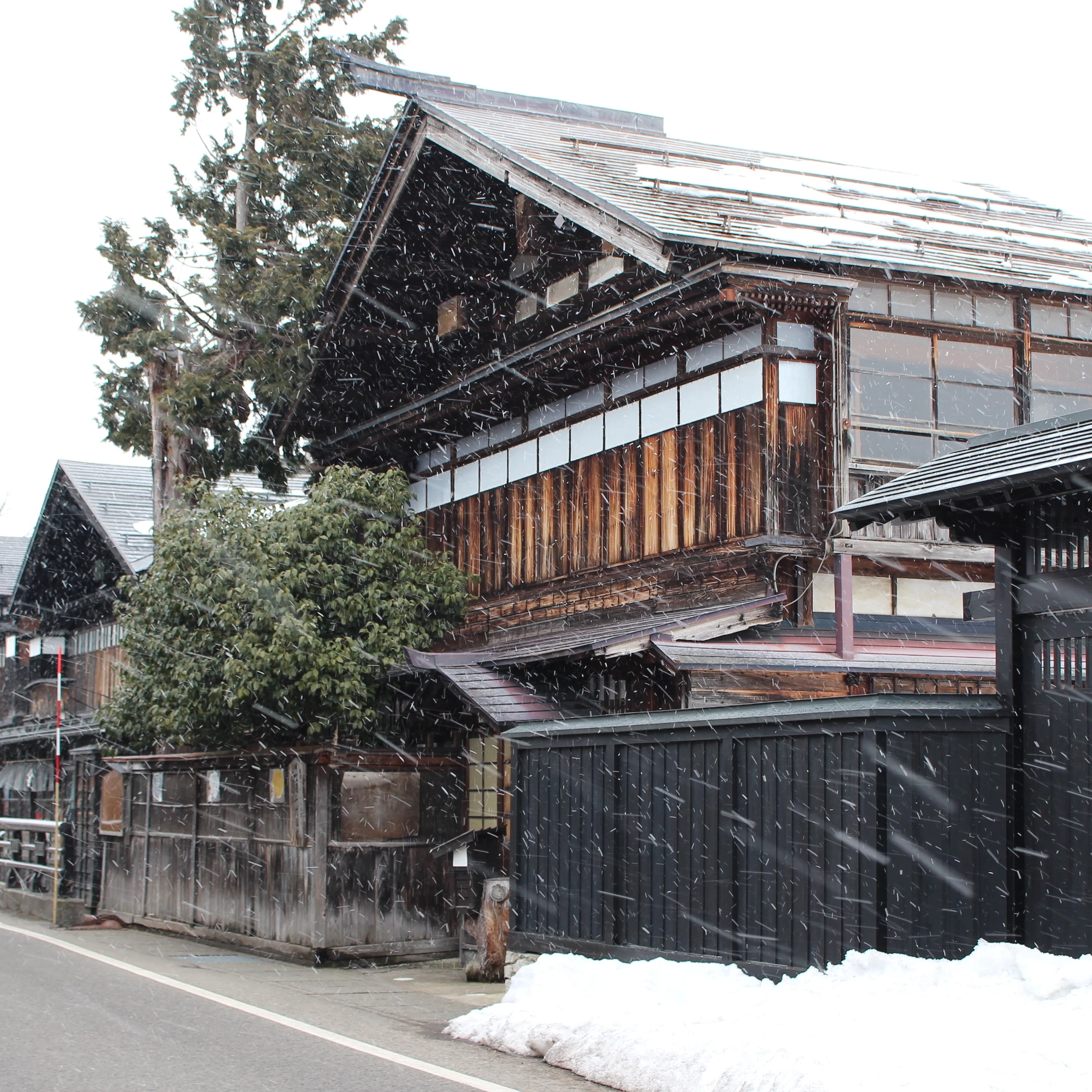 秋田横手市・増田】“家の中に蔵がある” 奇跡の町並み。商人の心意気が